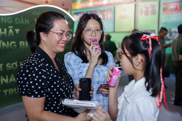 Vinamilk mang đến những trạm tiếp năng lượng giữa Gala 'Tổ quốc bình yên' Vinamilk mang đến những trạm tiếp năng lượng giữa Gala 'Tổ quốc bình yên'