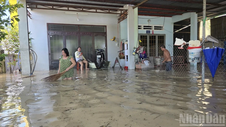 [Ảnh] Mưa lớn gây ngập sâu khu dân cư sát cao tốc Biên Hòa-Vũng Tàu