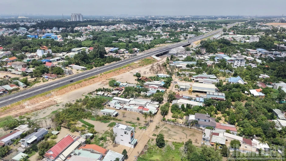 [Ảnh] Mưa lớn gây ngập sâu khu dân cư sát cao tốc Biên Hòa-Vũng Tàu