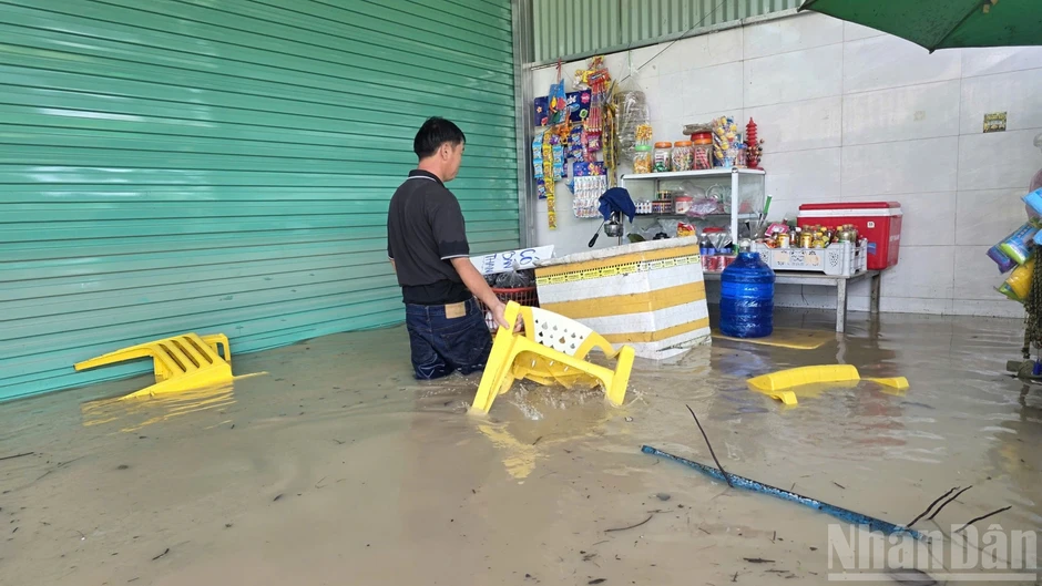 [Ảnh] Mưa lớn gây ngập sâu khu dân cư sát cao tốc Biên Hòa-Vũng Tàu