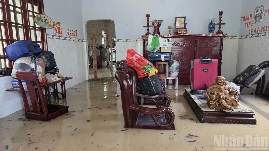 [Ảnh] Mưa lớn gây ngập sâu khu dân cư sát cao tốc Biên Hòa-Vũng Tàu