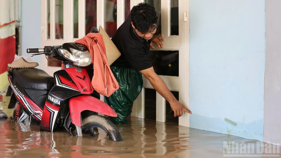 [Ảnh] Mưa lớn gây ngập sâu khu dân cư sát cao tốc Biên Hòa-Vũng Tàu