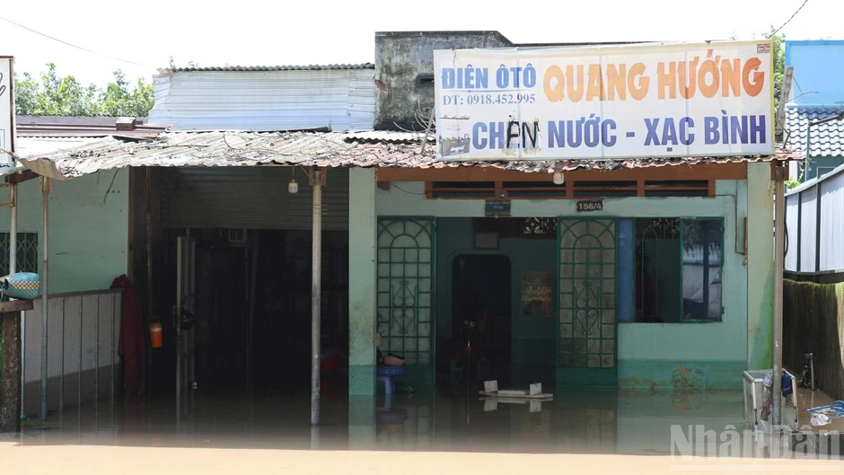[Ảnh] Mưa lớn gây ngập sâu khu dân cư sát cao tốc Biên Hòa-Vũng Tàu