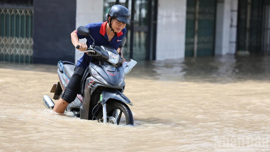 [Ảnh] Mưa lớn gây ngập sâu khu dân cư sát cao tốc Biên Hòa-Vũng Tàu