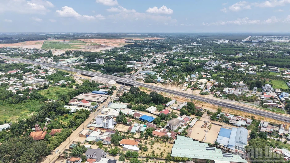 [Ảnh] Mưa lớn gây ngập sâu khu dân cư sát cao tốc Biên Hòa-Vũng Tàu