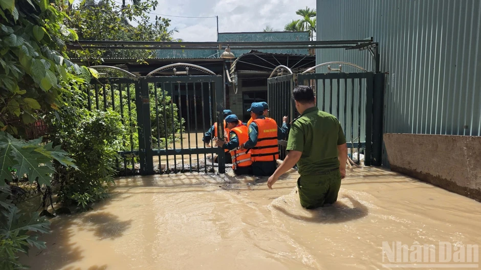 [Ảnh] Mưa lớn gây ngập sâu khu dân cư sát cao tốc Biên Hòa-Vũng Tàu