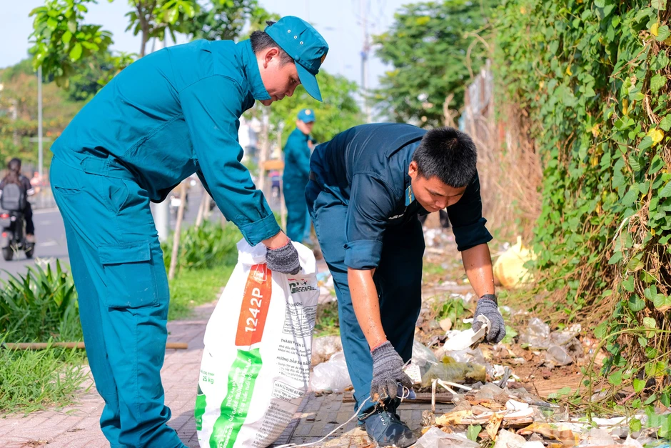 [Ảnh] Tuổi trẻ Thành phố Hồ Chí Minh sôi nổi ra quân Ngày Chủ nhật xanh lần 166