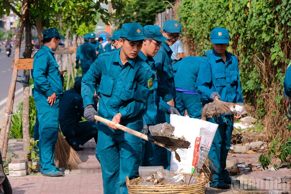 [Ảnh] Tuổi trẻ Thành phố Hồ Chí Minh sôi nổi ra quân Ngày Chủ nhật xanh lần 166
