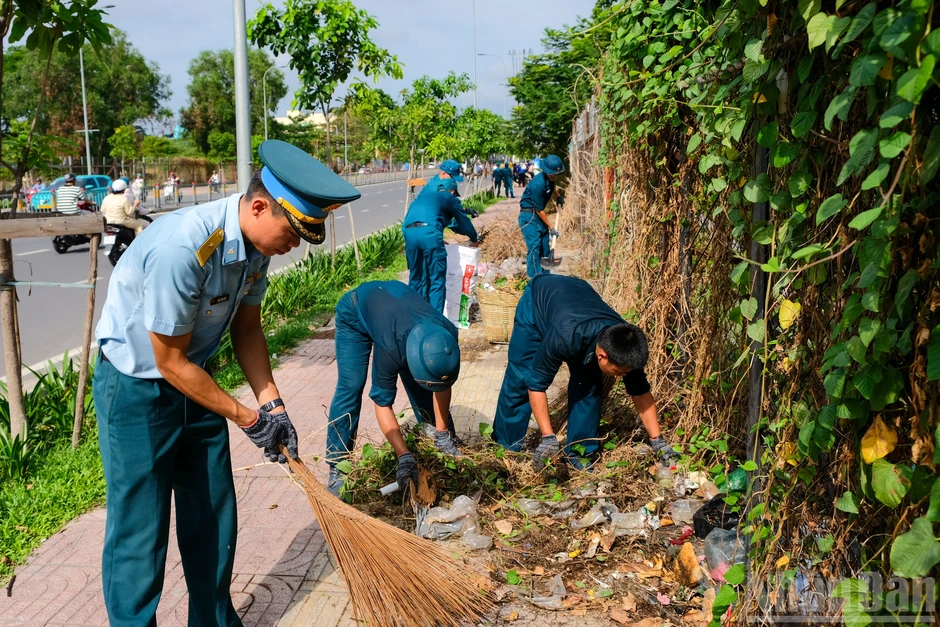 [Ảnh] Tuổi trẻ Thành phố Hồ Chí Minh sôi nổi ra quân Ngày Chủ nhật xanh lần 166