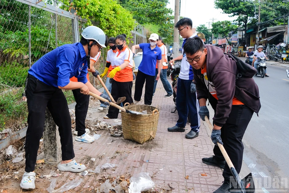 [Ảnh] Tuổi trẻ Thành phố Hồ Chí Minh sôi nổi ra quân Ngày Chủ nhật xanh lần 166