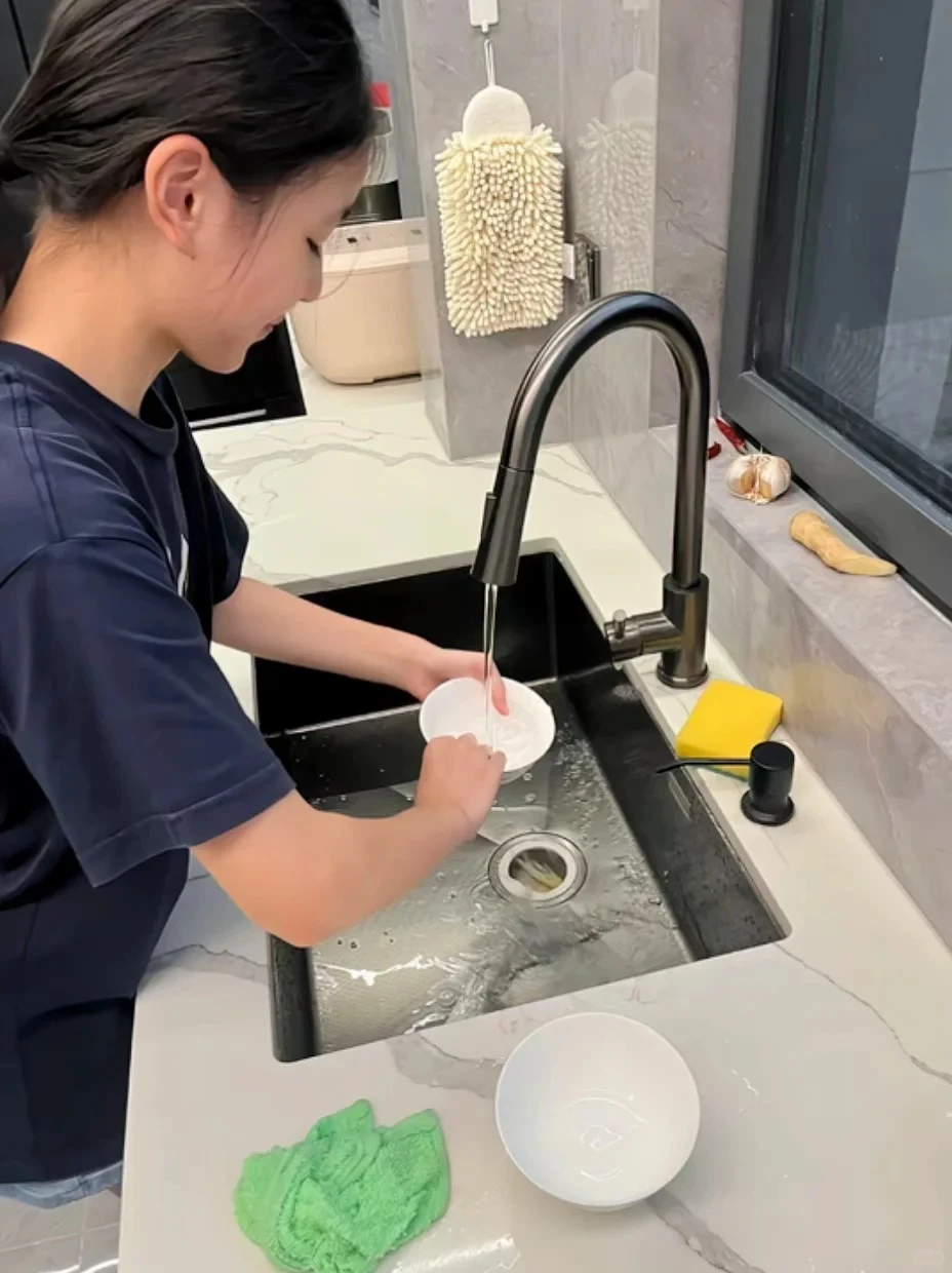“Kệ đi. Nó không biết làm gì đâu” - Mẹ bênh em trai, bắt chị gái làm tất cả việc nhà: Đến năm 2026 rồi nhiều gia đình vẫn còn phân biệt đối xử kiểu này!