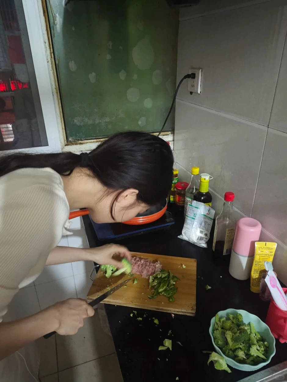 “Kệ đi. Nó không biết làm gì đâu” - Mẹ bênh em trai, bắt chị gái làm tất cả việc nhà: Đến năm 2026 rồi nhiều gia đình vẫn còn phân biệt đối xử kiểu này!