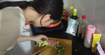 “Kệ đi. Nó không biết làm gì đâu” - Mẹ bênh em trai, bắt chị gái làm tất cả việc nhà: Đến năm 2026 rồi nhiều gia đình vẫn còn phân biệt đối xử kiểu này!