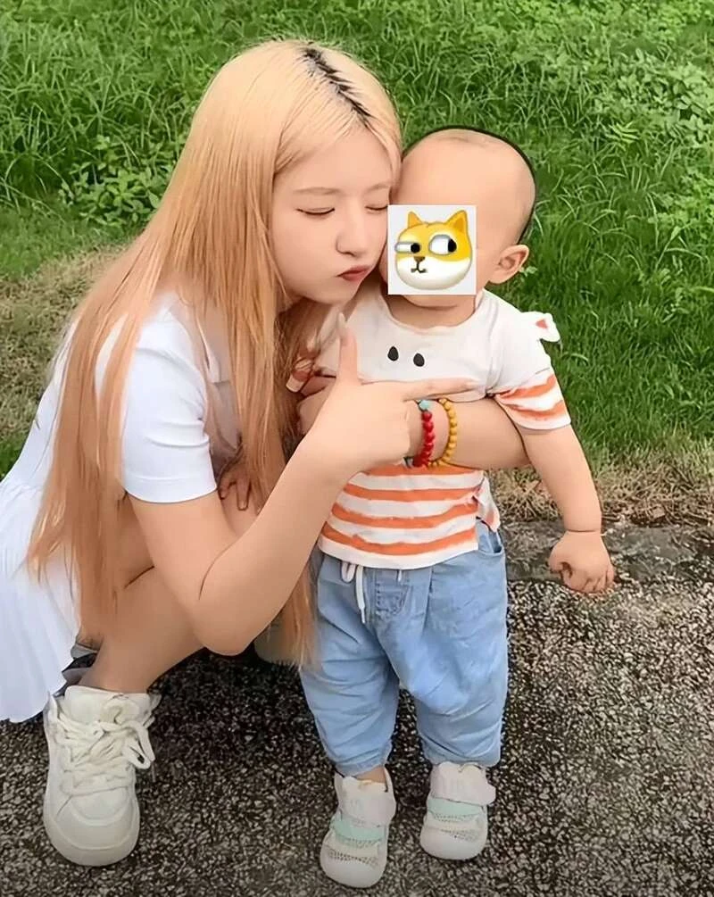 “Nàng thơ” sinh con với thiếu gia không được nhìn nhận, muốn gửi ảnh con thì bị chặn “Nàng thơ” sinh con với thiếu gia không được nhìn nhận, muốn gửi ảnh con thì bị chặn