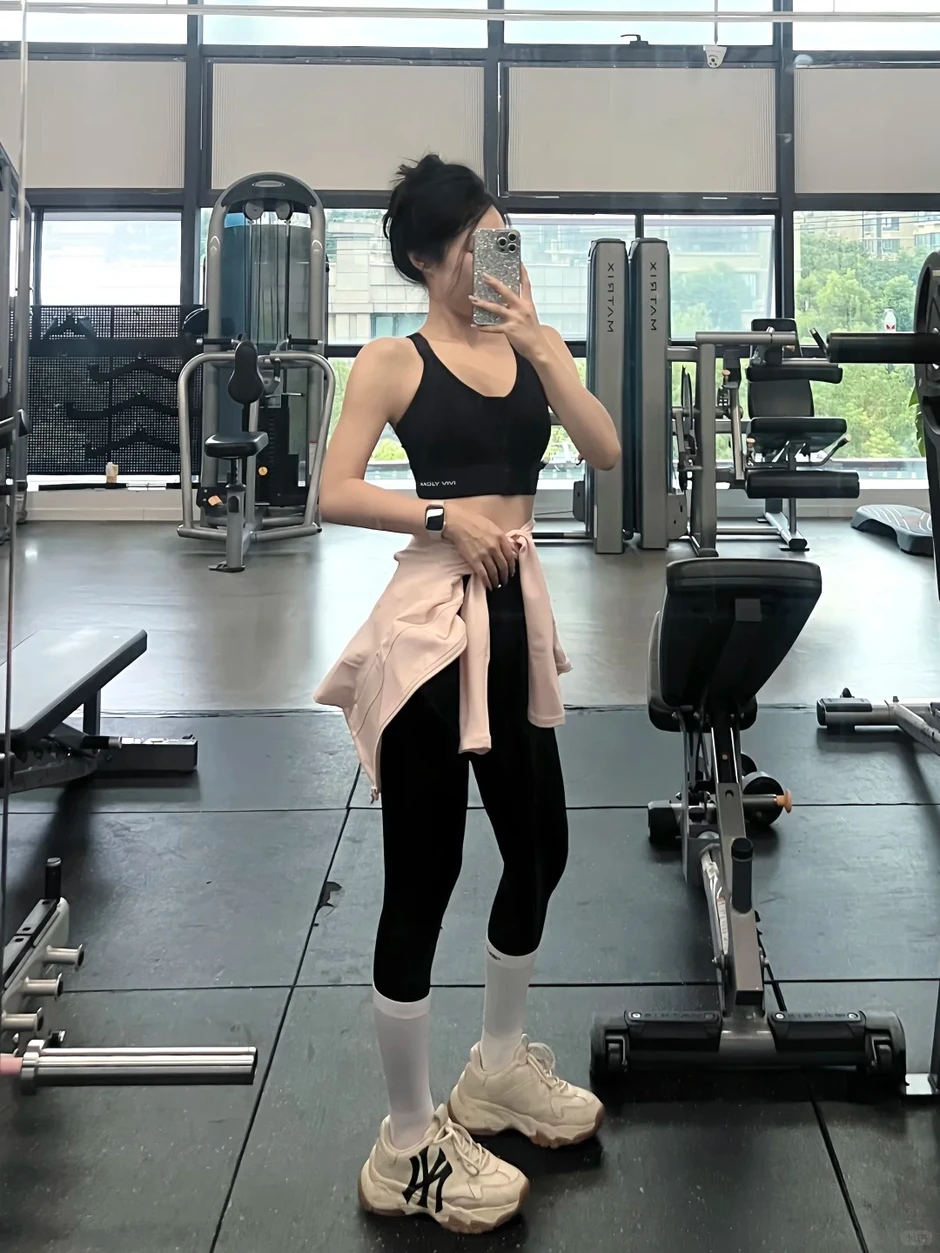 “Ngứa mắt” vì hội mặc đồ gym thiếu vải, người đi tập lên tiếng: "PT của tôi bảo phải mặc hở vì..." “Ngứa mắt” vì hội mặc đồ gym thiếu vải, người đi tập lên tiếng: "PT của tôi bảo phải mặc hở vì..."