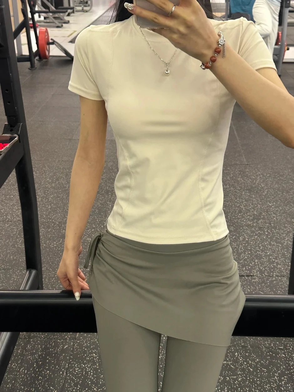 “Ngứa mắt” vì hội mặc đồ gym thiếu vải, người đi tập lên tiếng: "PT của tôi bảo phải mặc hở vì..." “Ngứa mắt” vì hội mặc đồ gym thiếu vải, người đi tập lên tiếng: "PT của tôi bảo phải mặc hở vì..."