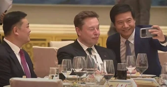 “Người hâm mộ” chụp ảnh cùng tỷ phú Elon Musk trong video triệu view là ai?