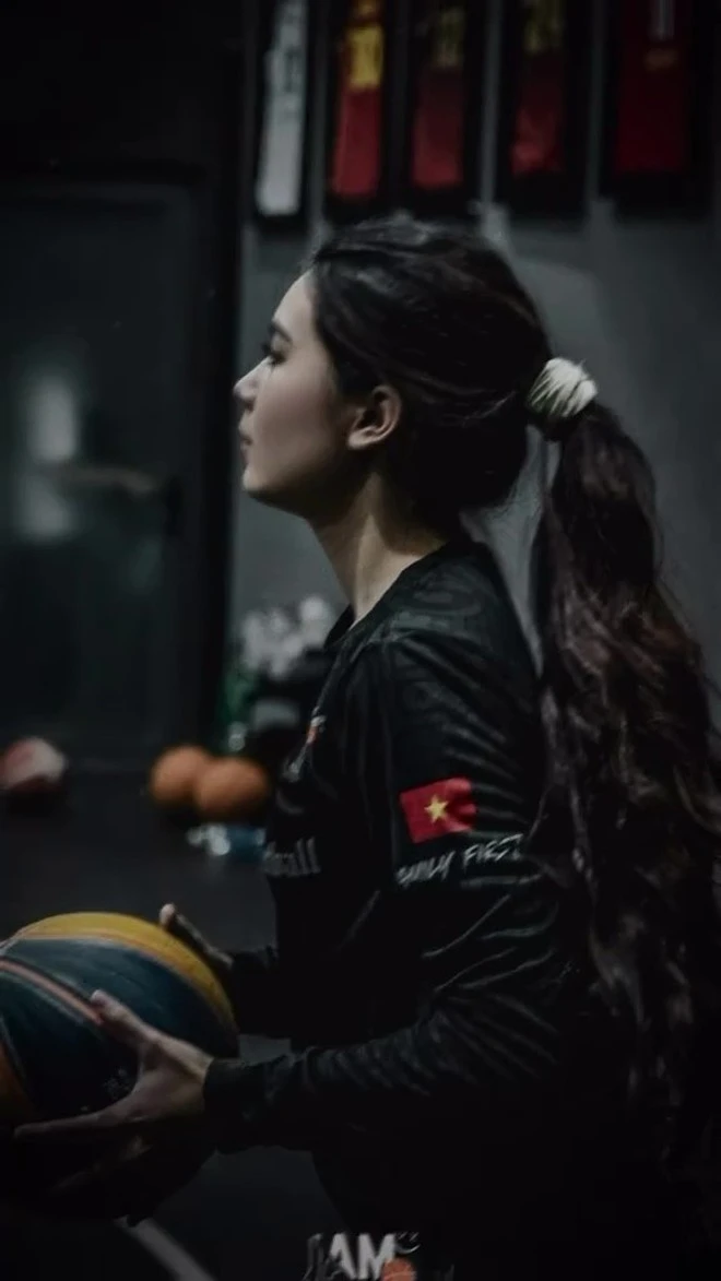 “Nữ thần bóng rổ” Việt Nam bắn tiếng Anh nghe đã tai, học trường quốc tế từ 3 tuổi có khác!