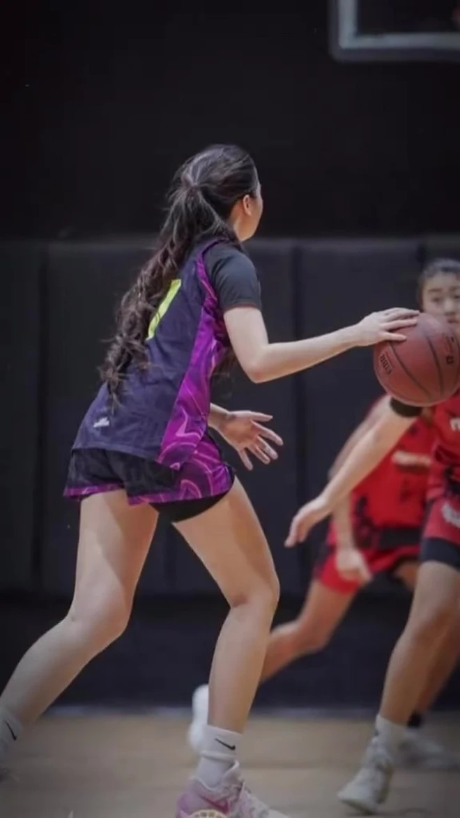 “Nữ thần bóng rổ” Việt Nam bắn tiếng Anh nghe đã tai, học trường quốc tế từ 3 tuổi có khác!