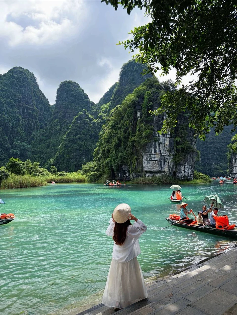 “Nước luộc ngao Ninh Bình” là gì mà dân mạng đua nhau tìm kiếm? Hóa ra là một cảnh đẹp ở Tràng An “Nước luộc ngao Ninh Bình” là gì mà dân mạng đua nhau tìm kiếm? Hóa ra là một cảnh đẹp ở Tràng An