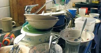 “Ở nhà con chưa từng rửa bát, sao sang đây lại phải phục vụ mẹ?”: Chậu bát không ai chịu rửa đã phơi bày cuộc hôn nhân