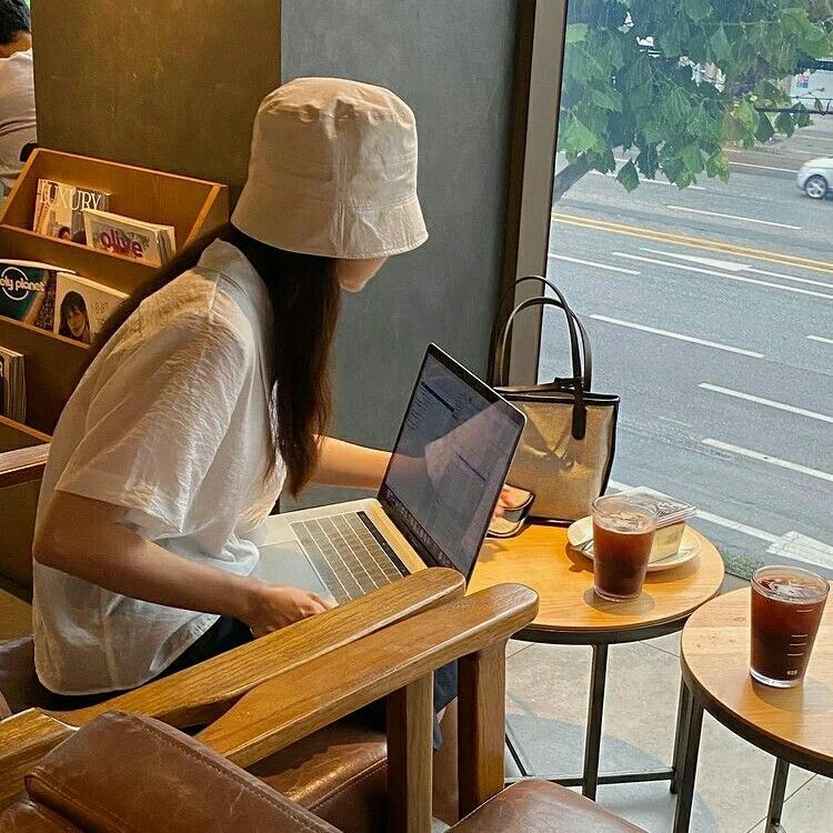 "Ai mà biết lúc nào bị đuổi" - thời thế thay đổi, dân văn phòng quyết "chân trong chân ngoài", làm từ sáng đến đêm tìm đường lui cho mình "Ai mà biết lúc nào bị đuổi" - thời thế thay đổi, dân văn phòng quyết "chân trong chân ngoài", làm từ sáng đến đêm tìm đường lui cho mình