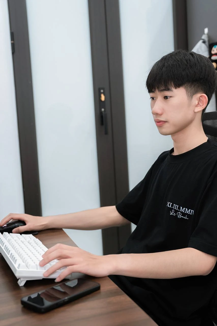 "Cao nhân" Lê Bách lần đầu lộ diện, tiết lộ hậu trường những pha "cứu ảnh" viral khắp Threads "Cao nhân" Lê Bách lần đầu lộ diện, tiết lộ hậu trường những pha "cứu ảnh" viral khắp Threads