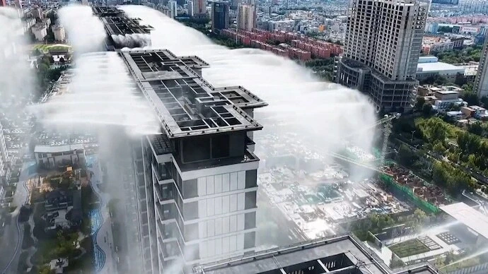 "Cơn mưa lạ" phun trào từ mái nhà của chung cư cao tầng gây sửng sốt "Cơn mưa lạ" phun trào từ mái nhà của chung cư cao tầng gây sửng sốt