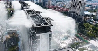 "Cơn mưa lạ" phun trào từ mái nhà của chung cư cao tầng gây sửng sốt