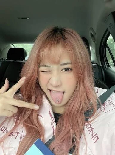 "Học đòi" Lê Bống lè lưỡi, diễn trò, nữ TikToker khiến MXH bất bình, đồng loạt chỉ trích content "bẩn" "Học đòi" Lê Bống lè lưỡi, diễn trò, nữ TikToker khiến MXH bất bình, đồng loạt chỉ trích content "bẩn"