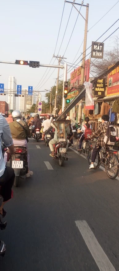 "Làm xiếc" trên đường "Làm xiếc" trên đường