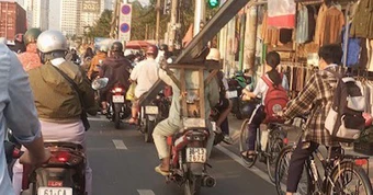 "Làm xiếc" trên đường