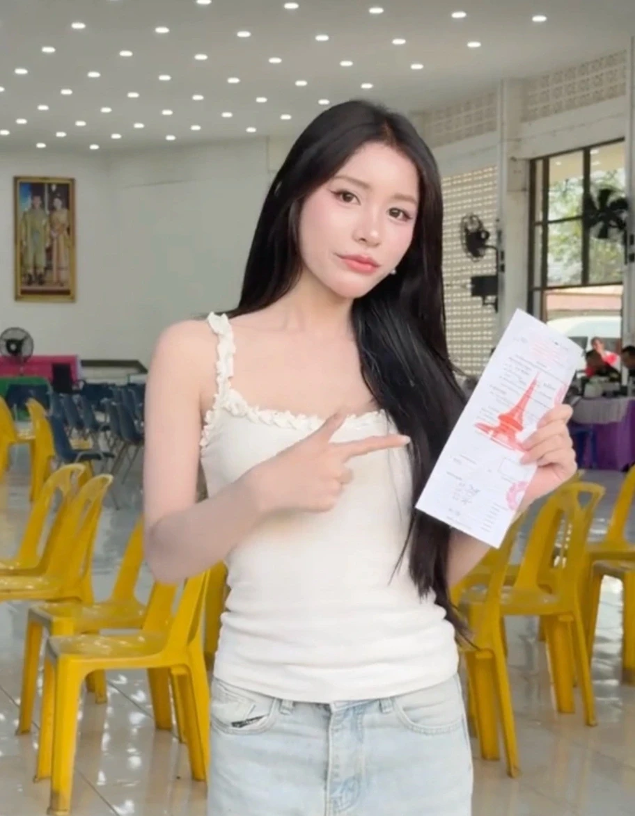 "Mỹ nhân chuyển giới" ở Thái Lan gây chú ý khi đi khám nghĩa vụ quân sự "Mỹ nhân chuyển giới" ở Thái Lan gây chú ý khi đi khám nghĩa vụ quân sự