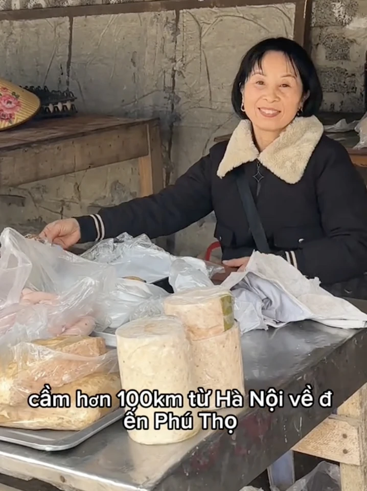"Mẹ tôi kẹt xỉn": Cách tiêu tiền độc đáo của cô bán giò chả 55 tuổi ở chợ quê Phú Thọ nuôi con du học Đức "Mẹ tôi kẹt xỉn": Cách tiêu tiền độc đáo của cô bán giò chả 55 tuổi ở chợ quê Phú Thọ nuôi con du học Đức