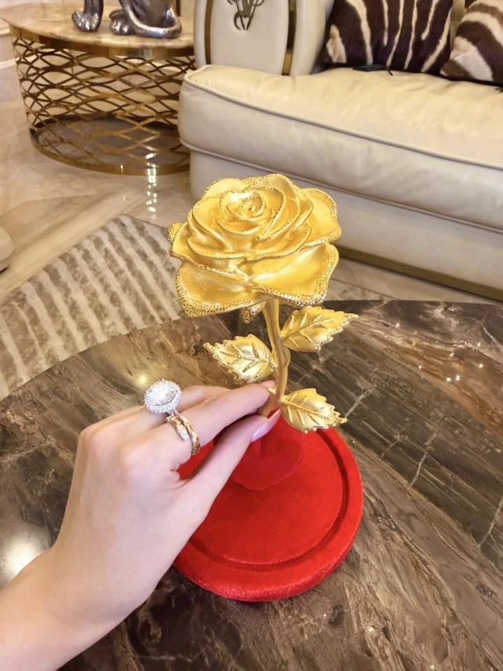 "Phú bà showbiz" khoe được tặng hoa hồng bằng vàng 9999, netizen thi nhau đoán giá "Phú bà showbiz" khoe được tặng hoa hồng bằng vàng 9999, netizen thi nhau đoán giá