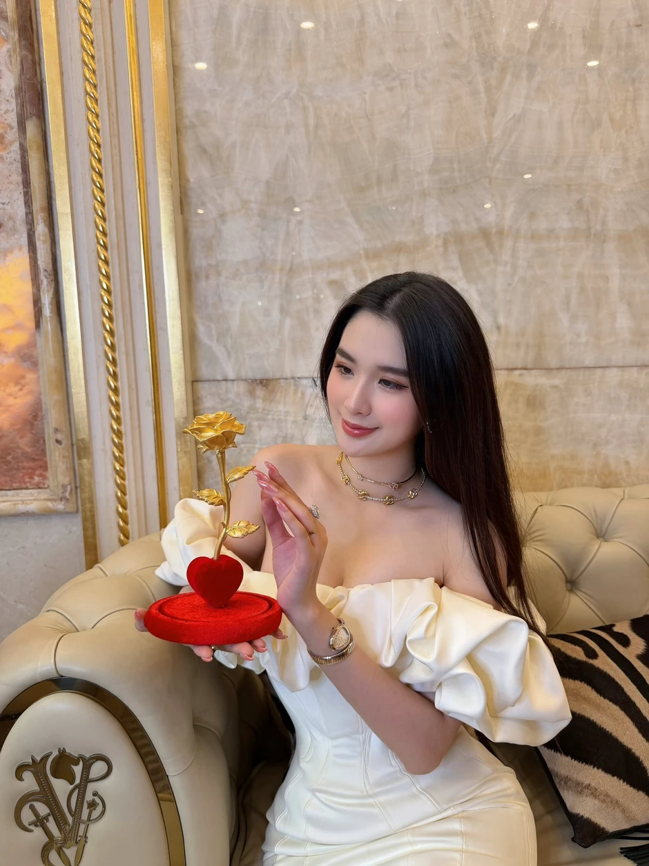 "Phú bà showbiz" khoe được tặng hoa hồng bằng vàng 9999, netizen thi nhau đoán giá "Phú bà showbiz" khoe được tặng hoa hồng bằng vàng 9999, netizen thi nhau đoán giá