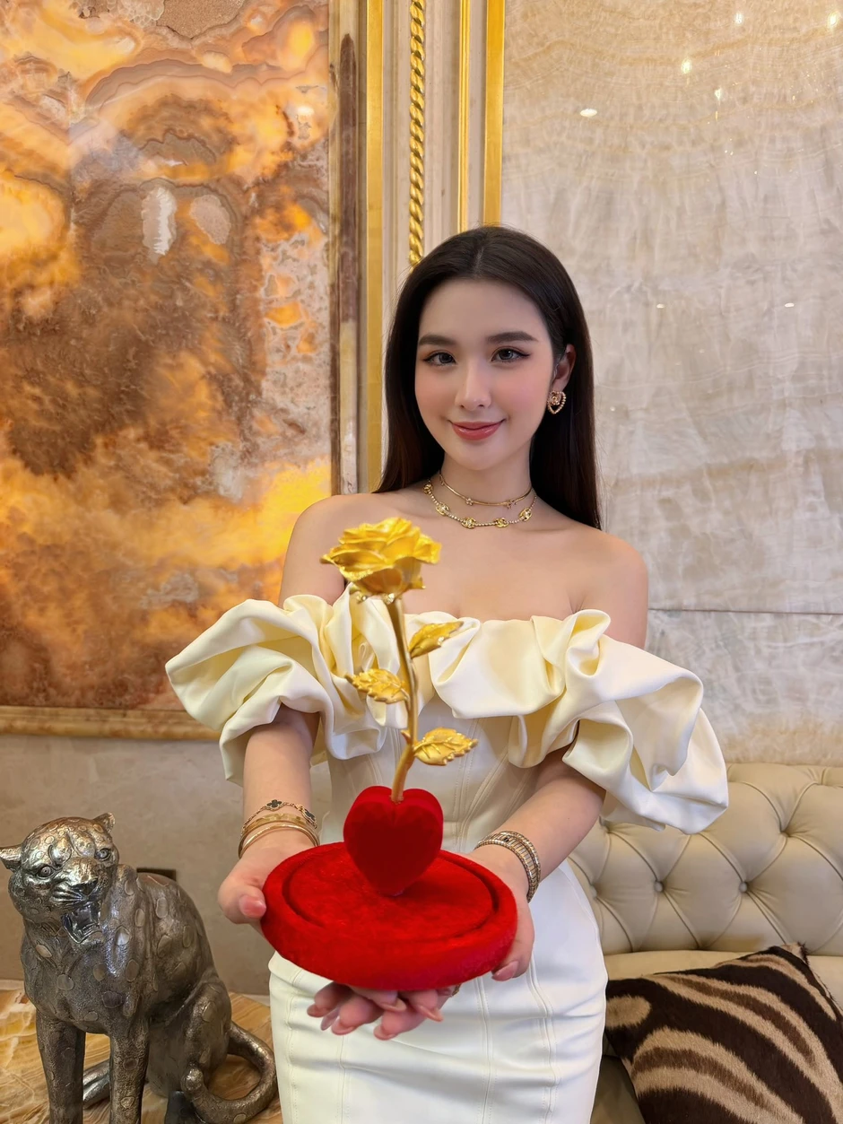 "Phú bà showbiz" khoe được tặng hoa hồng bằng vàng 9999, netizen thi nhau đoán giá "Phú bà showbiz" khoe được tặng hoa hồng bằng vàng 9999, netizen thi nhau đoán giá