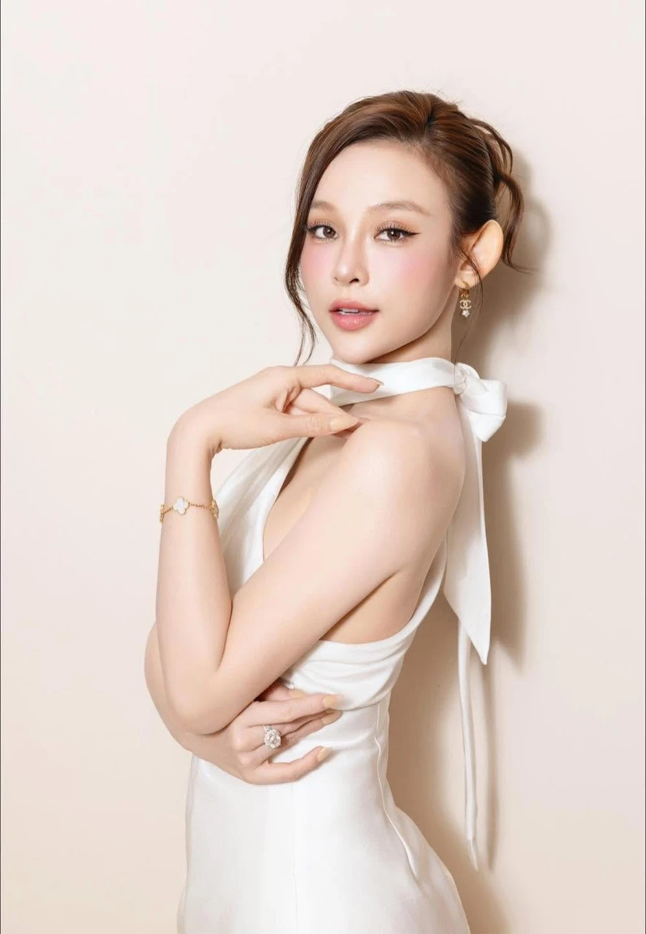 "Phú bà showbiz" SN 1989 ở biệt thự 100 tỷ, rộng 1.000m², có phòng golf riêng "Phú bà showbiz" SN 1989 ở biệt thự 100 tỷ, rộng 1.000m², có phòng golf riêng