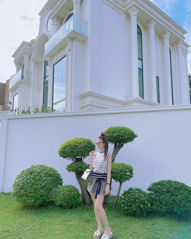 "Phú bà showbiz" SN 1989 ở biệt thự 100 tỷ, rộng 1.000m², có phòng golf riêng "Phú bà showbiz" SN 1989 ở biệt thự 100 tỷ, rộng 1.000m², có phòng golf riêng