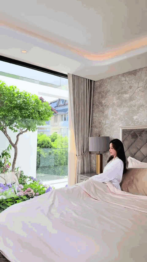 "Phú bà showbiz" SN 1989 ở biệt thự 100 tỷ, rộng 1.000m², có phòng golf riêng "Phú bà showbiz" SN 1989 ở biệt thự 100 tỷ, rộng 1.000m², có phòng golf riêng