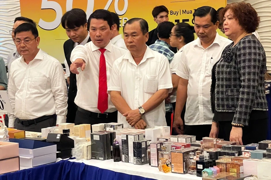 "Săn" hàng hiệu giá giảm tới 80% tại Cần Thơ dịp nghỉ lễ 30/4 "Săn" hàng hiệu giá giảm tới 80% tại Cần Thơ dịp nghỉ lễ 30/4