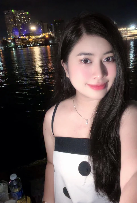 "Sáng đi dạy, tối đi mid", cô giáo xinh đẹp bất ngờ "viral" với màn bắt trend dễ thương
