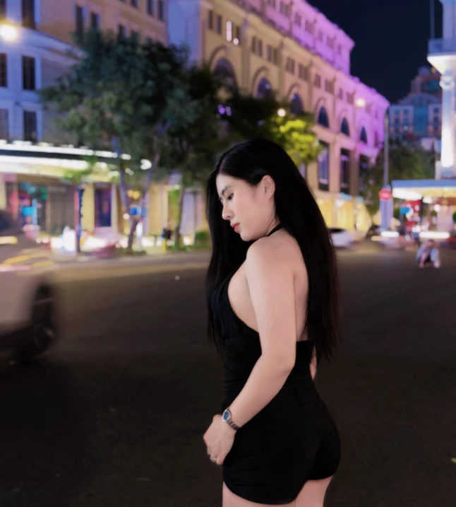 "Sáng đi dạy, tối đi mid", cô giáo xinh đẹp bất ngờ "viral" với màn bắt trend dễ thương