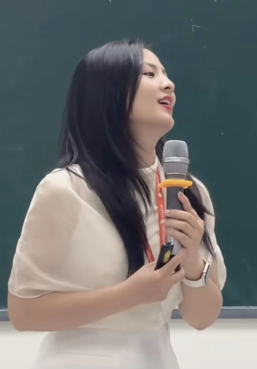 "Sốt rần rần" cô giáo xinh như nữ chính ngôn tình, xem video chân thực ngỡ như đang học trực tiếp "Sốt rần rần" cô giáo xinh như nữ chính ngôn tình, xem video chân thực ngỡ như đang học trực tiếp