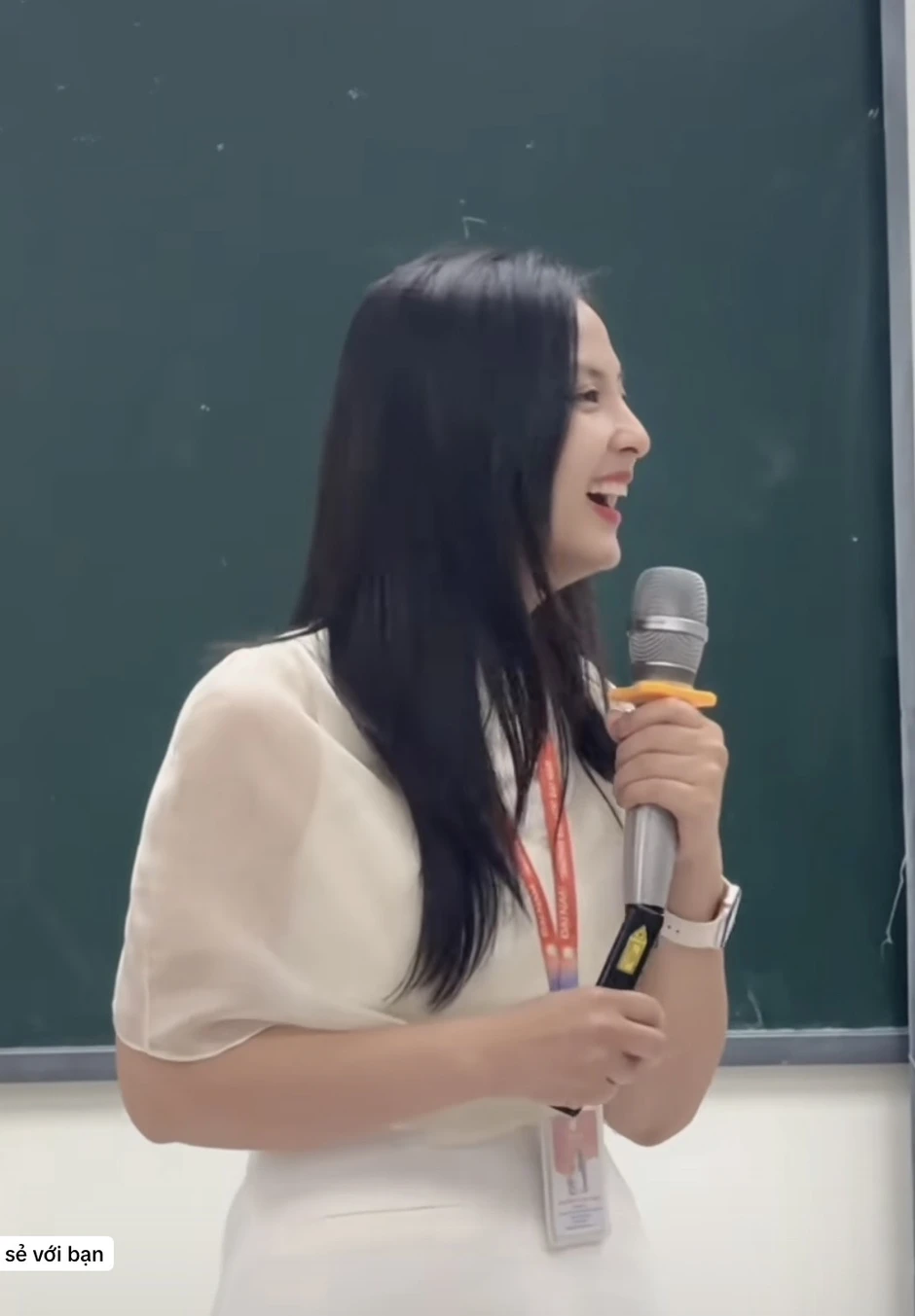 "Sốt rần rần" cô giáo xinh như nữ chính ngôn tình, xem video chân thực ngỡ như đang học trực tiếp "Sốt rần rần" cô giáo xinh như nữ chính ngôn tình, xem video chân thực ngỡ như đang học trực tiếp