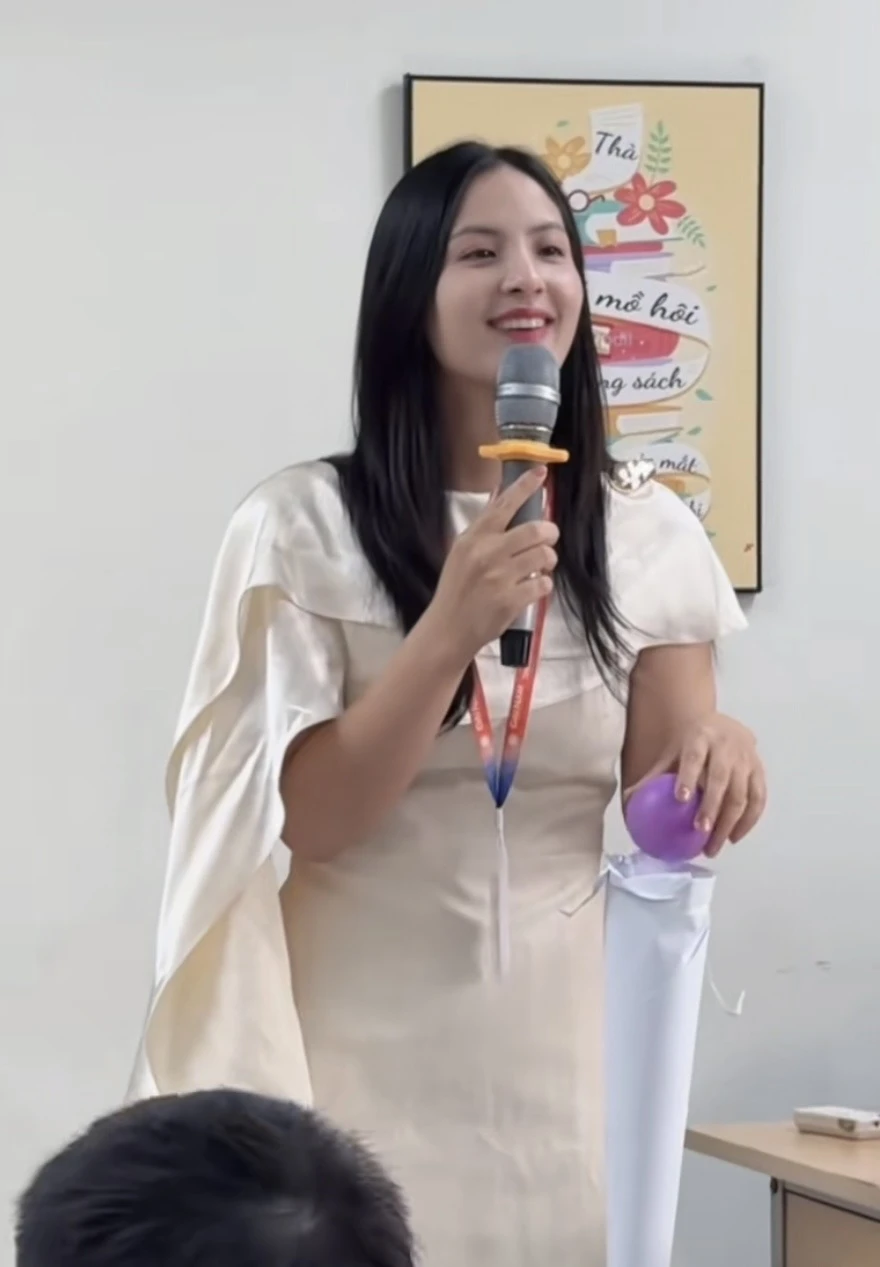 "Sốt rần rần" cô giáo xinh như nữ chính ngôn tình, xem video chân thực ngỡ như đang học trực tiếp "Sốt rần rần" cô giáo xinh như nữ chính ngôn tình, xem video chân thực ngỡ như đang học trực tiếp