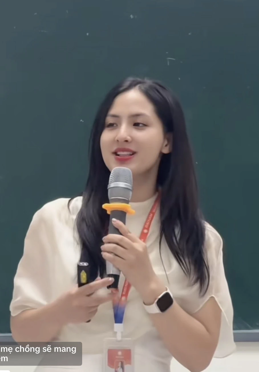 "Sốt rần rần" cô giáo xinh như nữ chính ngôn tình, xem video chân thực ngỡ như đang học trực tiếp "Sốt rần rần" cô giáo xinh như nữ chính ngôn tình, xem video chân thực ngỡ như đang học trực tiếp