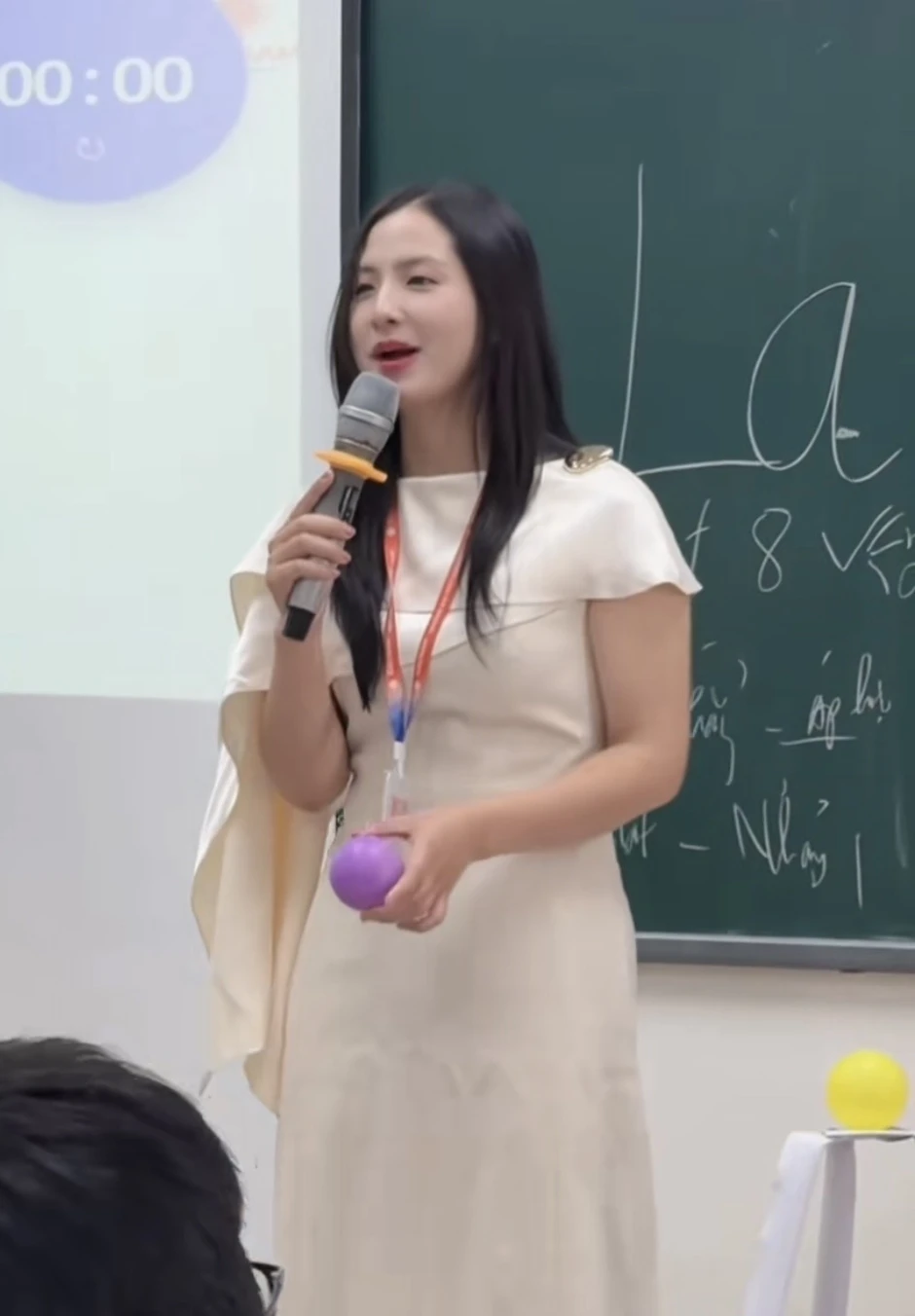 "Sốt rần rần" cô giáo xinh như nữ chính ngôn tình, xem video chân thực ngỡ như đang học trực tiếp "Sốt rần rần" cô giáo xinh như nữ chính ngôn tình, xem video chân thực ngỡ như đang học trực tiếp