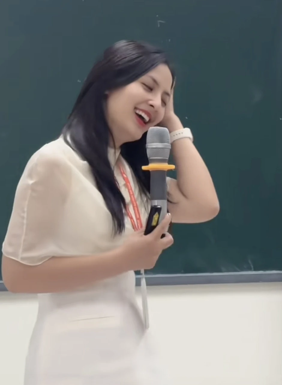 "Sốt rần rần" cô giáo xinh như nữ chính ngôn tình, xem video chân thực ngỡ như đang học trực tiếp "Sốt rần rần" cô giáo xinh như nữ chính ngôn tình, xem video chân thực ngỡ như đang học trực tiếp