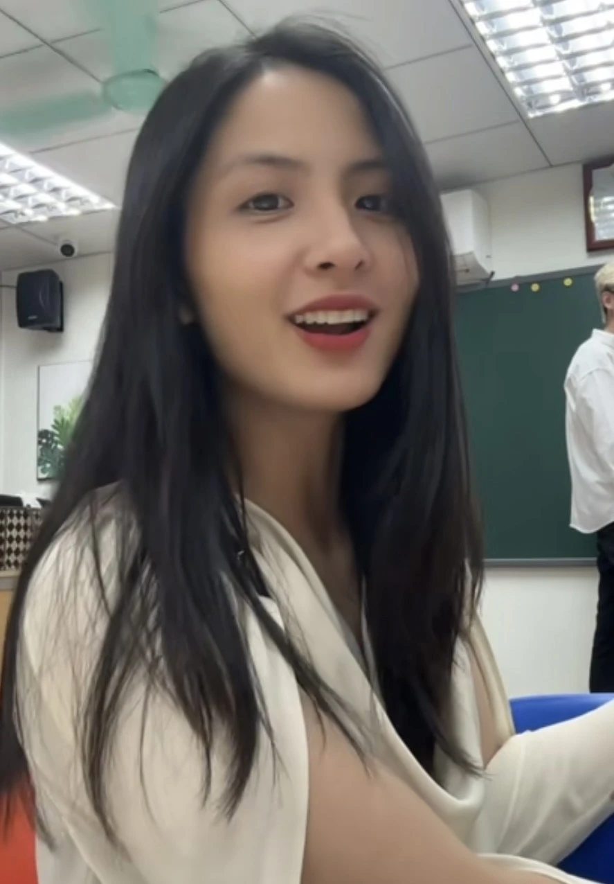 "Sốt rần rần" cô giáo xinh như nữ chính ngôn tình, xem video chân thực ngỡ như đang học trực tiếp "Sốt rần rần" cô giáo xinh như nữ chính ngôn tình, xem video chân thực ngỡ như đang học trực tiếp